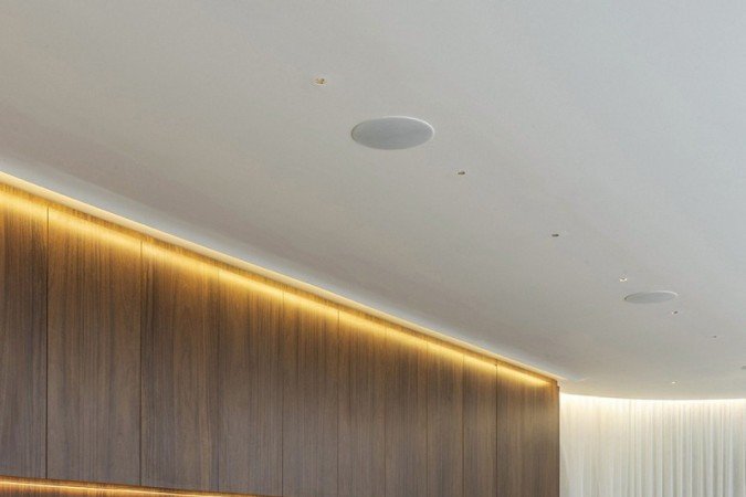 O projeto Oja Bar, da dupla de arquitetos Gabriela Schinzel e Agustin Roca,  possui uma ilha central feita de granito branco álamo