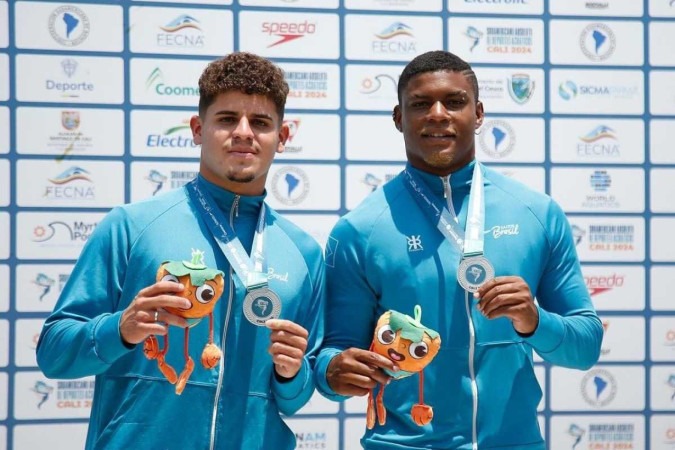 Rafael Borges e Luis Felipe Moura ostentam a medalha de prata na disputa por duplas no trampolim 3m sincronizado -  (crédito: Satiro Sodré/Saltos Brasil)