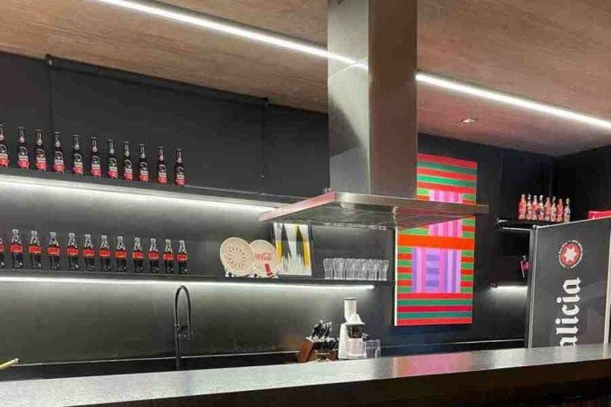 Na frente do balcão da ilha foi aplicado a mesma pedra, porém na forma bruta chamada casqueiro, criando um contraste de texturas