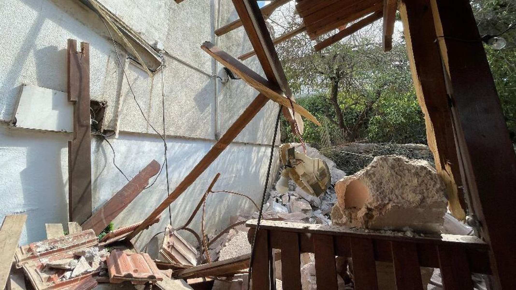 A casa de David Yitzhak, em Givat Avni, foi atingida durante um ataque -  (crédito: BBC)