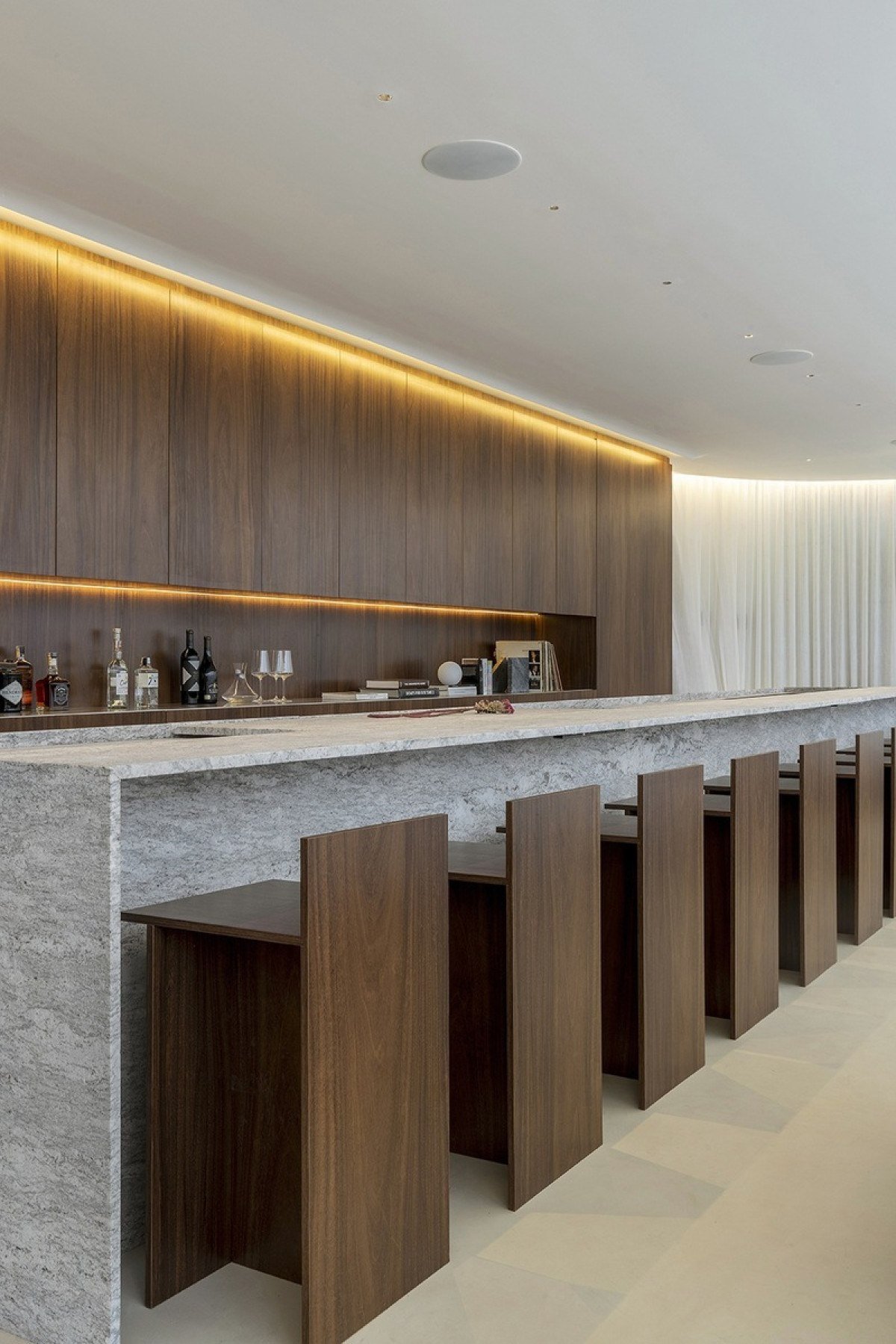  Gabriela Schinzel e Agustin Roca optaram pelo uso da pedra natural alamo em decorr&ecirc;ncia da beleza, durabilidade e sustentabilidade