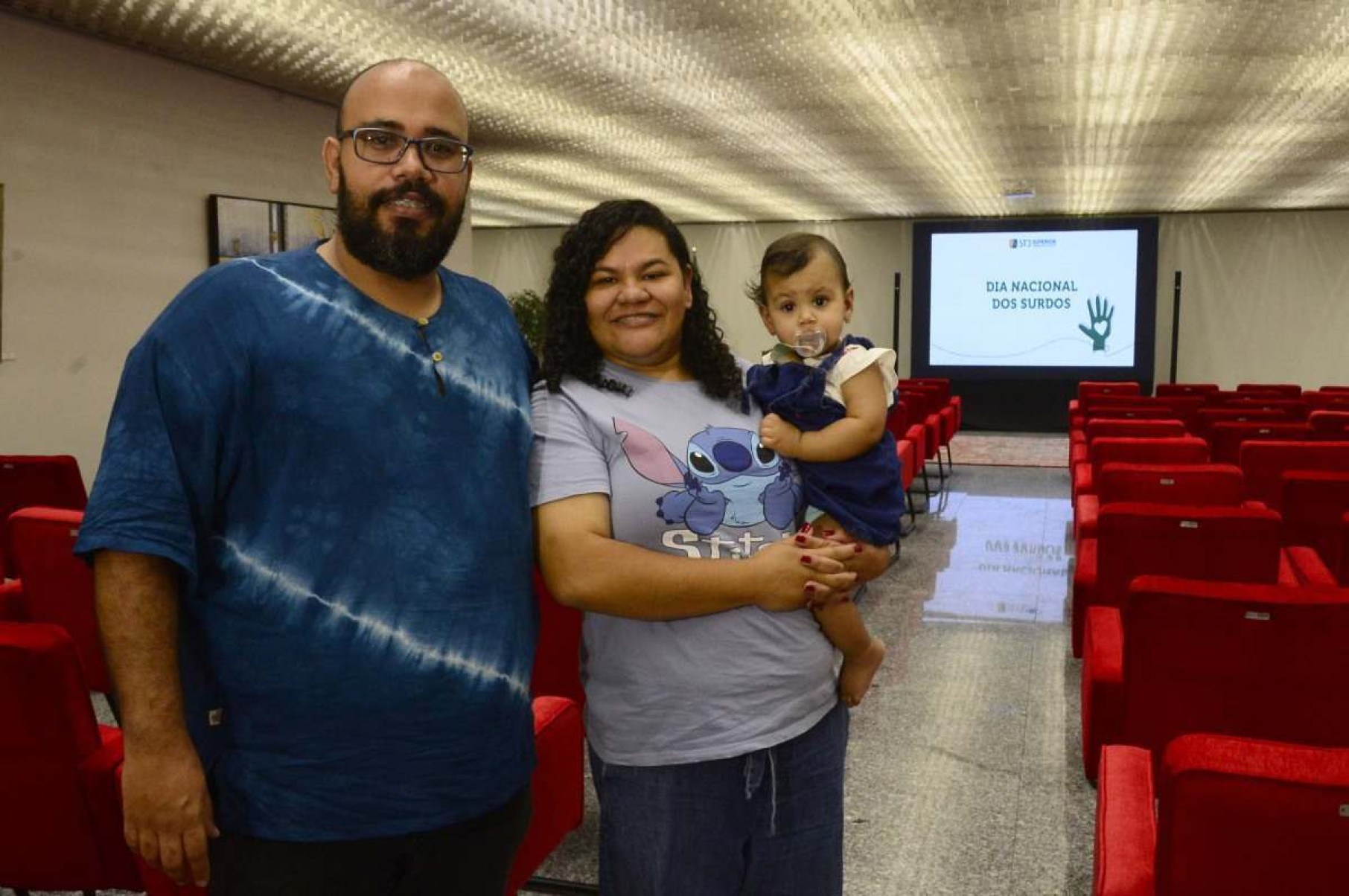 Os colaboradores Moisés dos Santos Amorim e Estefanea Rodrigues, com a filha Laíz