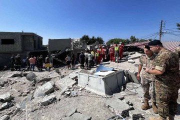 Pessoas inspecionam os danos no local de um ataque israelense na vila de Maaysra, no Monte Líbano, a leste da cidade costeira de Biblos, em 25 de setembro de 2024       -  (crédito:  AFP)