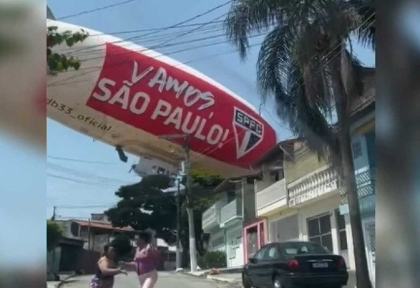 Em nota, o time afirmou que dirigível pertencia a uma empresa contratada pelo clube para realizar uma ação publicitária algumas horas antes do confronto contra o Botafogo -  (crédito: Reprodução/Instagram/@doentesporfutebol)