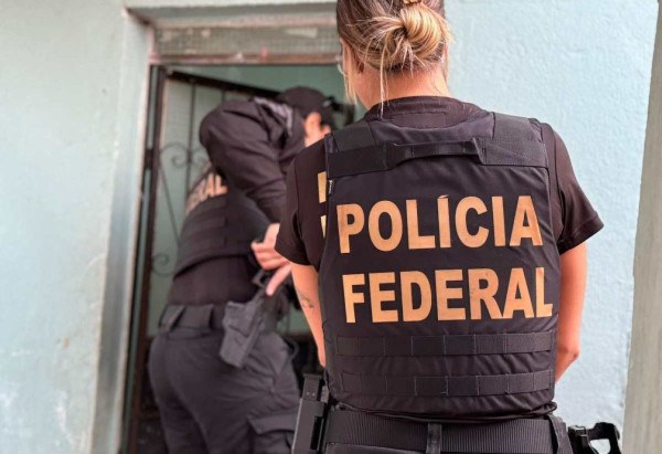 Até o momento, foram cumpridos 141 mandados de busca e apreensão em 23 unidades da Federação. 56 pessoas foram presas em flagrante, sendo três delas no DF