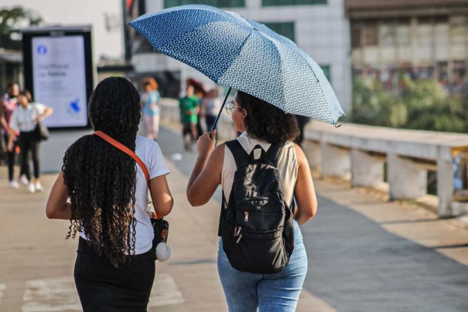 Brasilienses se protegem como podem do sol forte -  (crédito:  Kayo Magalhães/CB/D.A Press)