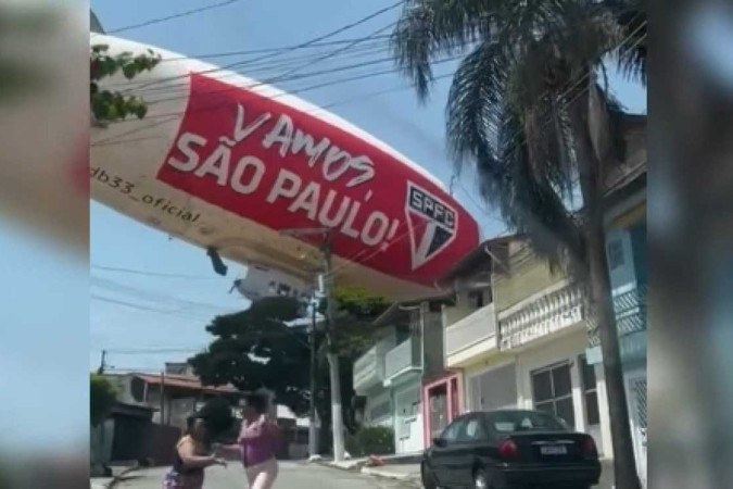 Em nota, o time afirmou que dirigível pertencia a uma empresa contratada pelo clube para realizar uma ação publicitária algumas horas antes do confronto contra o Botafogo -  (crédito: Reprodução/Instagram/@doentesporfutebol)