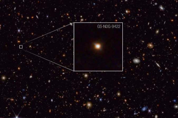 Informações sobre a galáxia GS-NDG-9422, capturadas pelo James Webb, indicam que a luz que vemos nesta imagem vem do gás quente da galáxia, em vez das estrelas -  (crédito: Divulgação/NASA, ESA, CSA, STScI, Alex Cameron (Oxford))