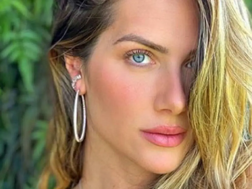 Giovanna Ewbank exibe barriga sarada em passeio com Zyan e Bruno Gagliasso -  (crédito: Observatorio dos Famosos)