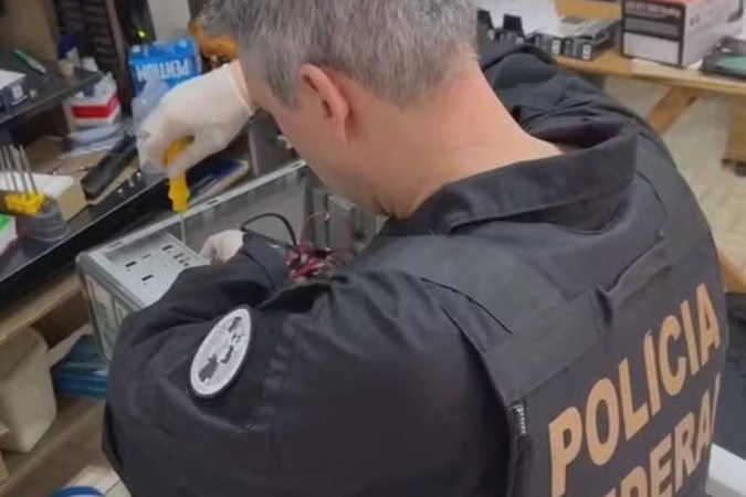 Agentes da Polícia Federal apreenderam computadores e documentos nas casas dos investigados -  (crédito: Divulgação/Polícia Federal)