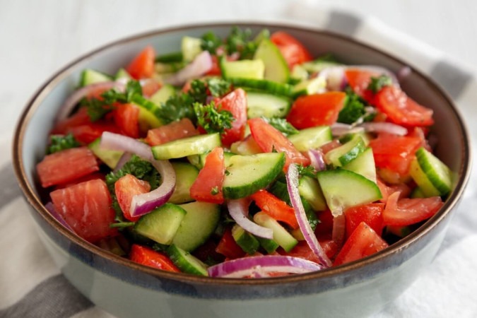 Salada de pepino com tomate e melancia (Imagem: Liudmyla Chuhunova | Shutterstock) -  (crédito: EdiCase)