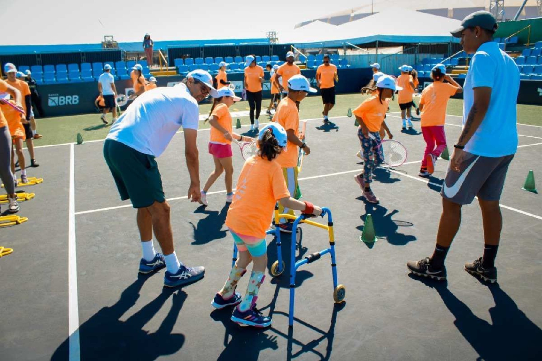 Alunos dos Centros Olímpicos experimentam o tênis no Brasília Champions