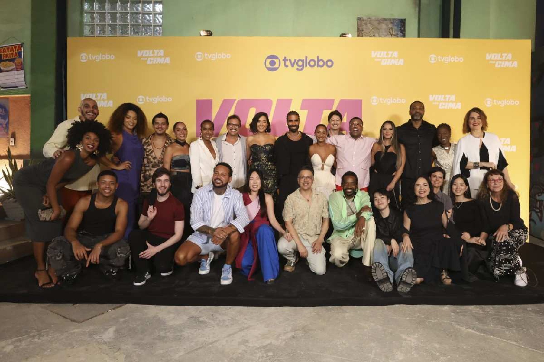 Elenco e equipe se reúnem para lançamento da novela Volta por cima