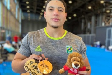 Matheus Pessanha e as três medalhas conquistadas no Mundial Sub-20 -  (crédito: Divulgação/ CBLP)