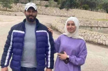 Raef Nasser e a filha Mirna, em foto de família: surpreendidos ao tentarem fugir dos bombardeios  -  (crédito: Ali Abu Khaled)