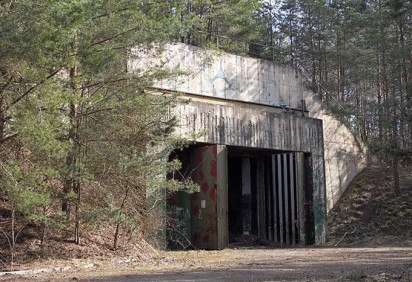 Criados inicialmente como um lugar de refúgio para famílias ou pequenos grupos de pessoas, especialmente em locais em guerras ou com riscos ambientais, os bunkers estão na moda atualmente entre os bilionários.  -  (crédito: Thuringius/Wikimedia Commons)