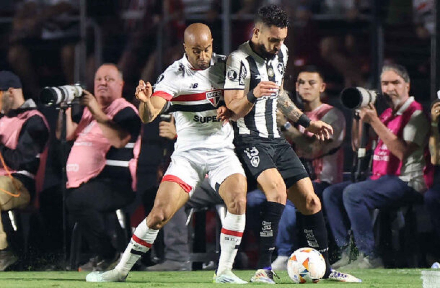 Lucas Moura erra primeiro pênalti na carreira em São Paulo x Botafogo