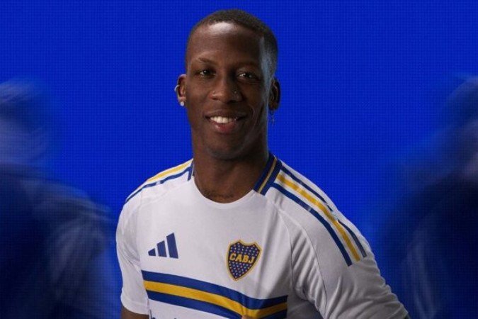 O lateral-direito Luis Advíncula com a nova camisa boquense - (crédito: Foto: Divulgação/Boca Juniors) O lateral-direito Luis Advíncula com a nova camisa boquense - (crédito: Foto: Divulgação/Boca Juniors)