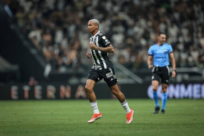 Deyverson comemora com a mulher sua noite especial na Arena MRV -  (crédito: Foto: Reprodução/Instagram)