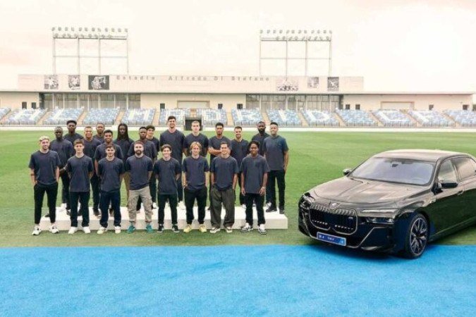 Vini com o seu modelo de carro escolhido - (crédito: Foto: Divulgação/BMW/Real Madrid) Vini com o seu modelo de carro escolhido - (crédito: Foto: Divulgação/BMW/Real Madrid)