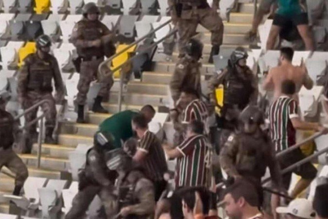 Torcedores do Fluminense se envolvem em conufusão com policiais na Arena MRV - (crédito: Foto: Reprodução) Torcedores do Fluminense se envolvem em conufusão com policiais na Arena MRV - (crédito: Foto: Reprodução)