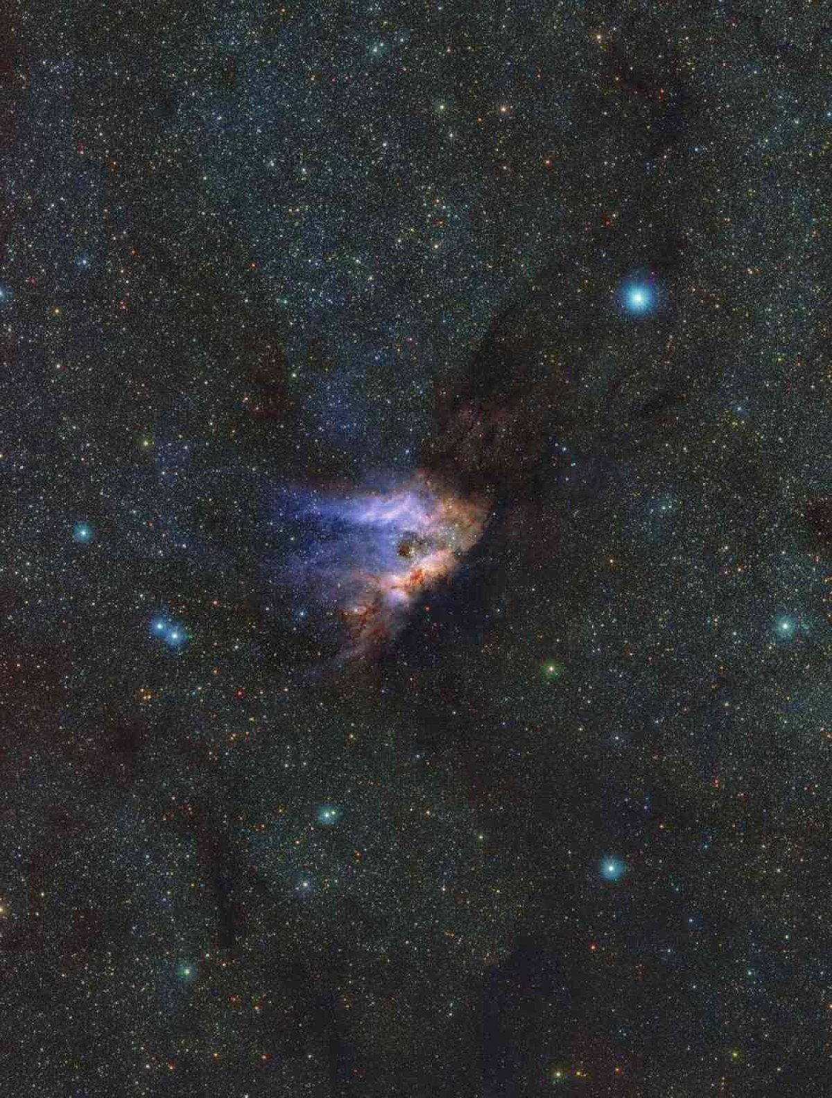 Visão infravermelha detalhada de Messier 17, também conhecida como Nebulosa Ômega ou Nebulosa do Cisne