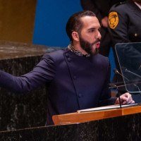 Sem citar o jornal, Bukele, popular por sua guerra contra os grupos criminosos, afirmou hoje no X que 'um país em paz, sem mortos (...) não é rentável para as ONGs de defesa dos direitos humanos nem para veículos globalistas', que, segundo ele, perderam 'seu negócio' -  (crédito: Spencer Platt/Getty Images/AFP)
