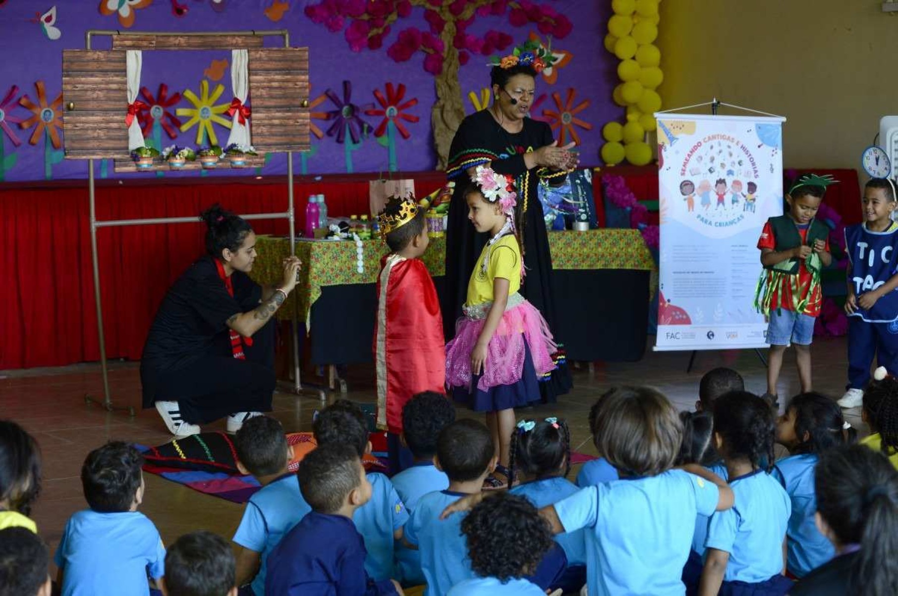 Crianças encenam A Linda Rosa Juvenil, narrada por Mônica, na creche São José Operário, na Estrutural