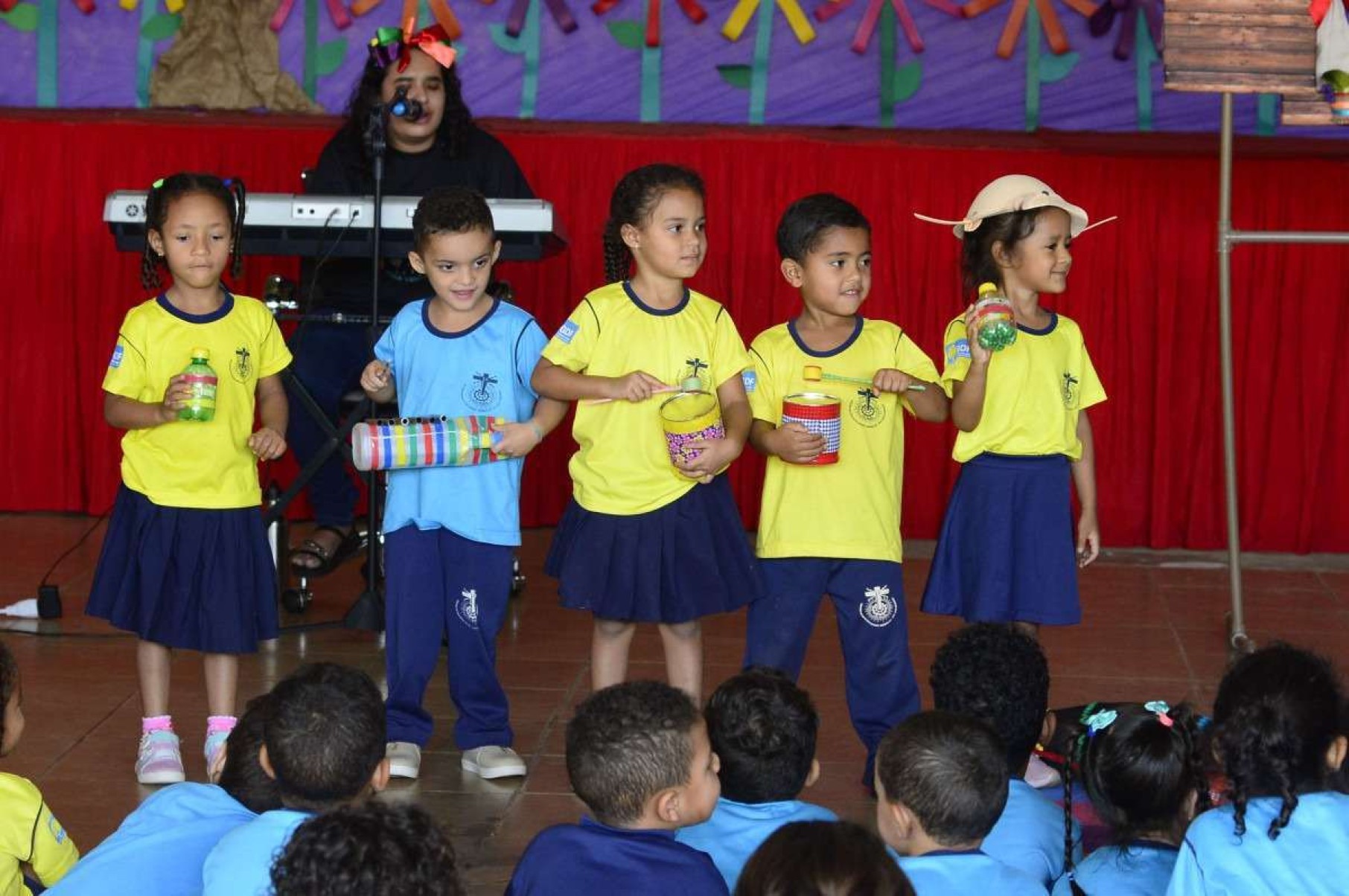 Alunos tocaram instrumentos, feitos com materiais recicláveis, na creche São José Operário, na Estrutural