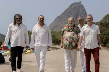 Moacyr Luz, Gabriel Moura, Pierre Aderne, Edu Krieger e Rodrigo Maranhão se apresentam hoje no Clube do Choro -  (crédito: Victor Hugo Cecatto/ Divulgação)