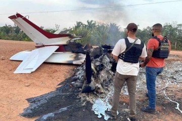 Suspeitos incendiaram o avião e fugiram às pressas -  (crédito: Divulgação/FAB)