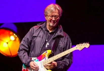 Idade não é problema para o cantor e guitarrista Eric Clapton. Aos 79 anos, o músico inglês está em plena forma com sua turnê mundial em comemoração aos seus 60 anos de carreira. -  (crédito: reprodução/instagram @ericclapton)