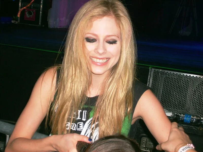 Avril Lavigne, uma das cantoras mais famosas dos anos 2000 e conhecida por muitos como a como a 