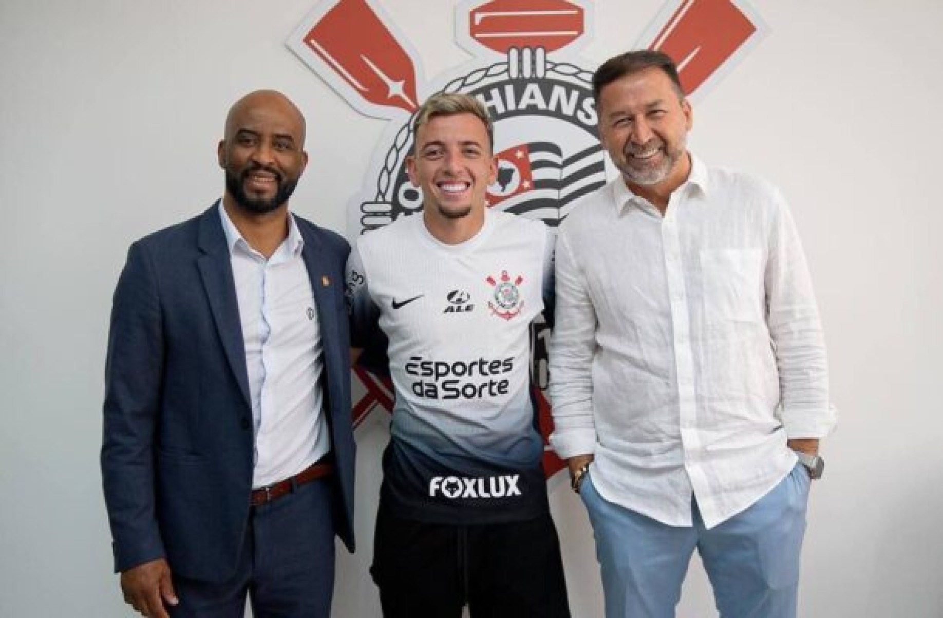 Corinthians renova com Ryan e estipula alta multa rescisória