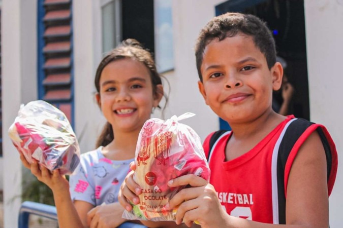 Lorena Almeida e Leonardo Menezes, ambos de 8 anos, nem almoçaram para comer a maior quantidade possível de guloseimas -  (crédito: Fotos: Kayo Magalhães/CB/D.A Press)