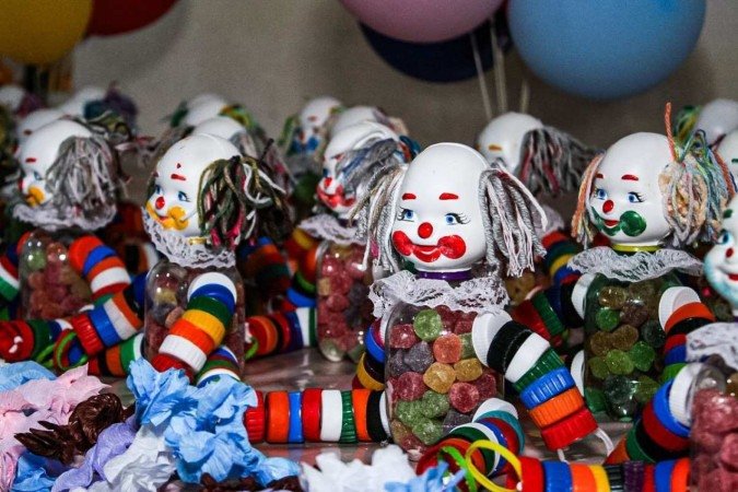 Voluntários se esmeram na confecção das lembranças 
