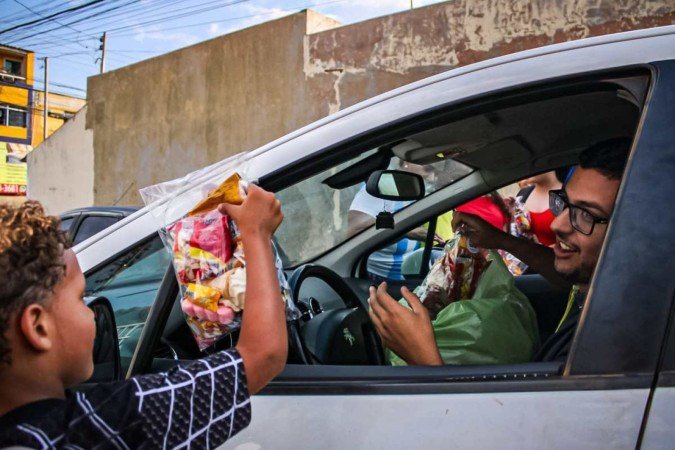  27/09/2024 Crédito: Kayo Magalhães/CB/D.A Press. Cidades. Entrega de doces de Cosmo e Damião na sede da torcida organizada do Ceilândia. 