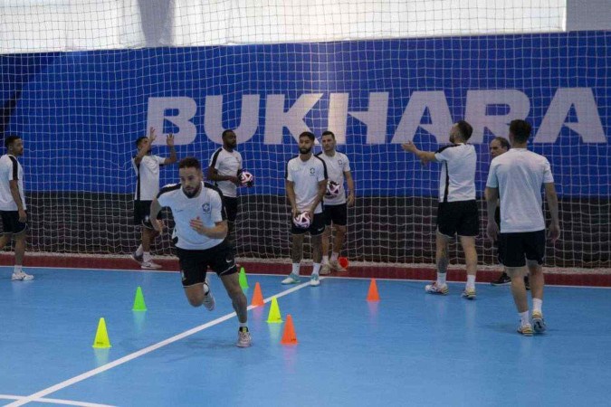 O Brasil realizou treino com bola no complexo esportivo de Bukhara, na tarde desta sexta (27), em preparação para as quartas de final -  (crédito: Leto Ribas / CBF)