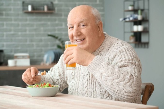 Alguns nutrientes são de extrema importância para a saúde da terceira idade (Imagem: Pixel-Shot | Shutterstock) -  (crédito: EdiCase)