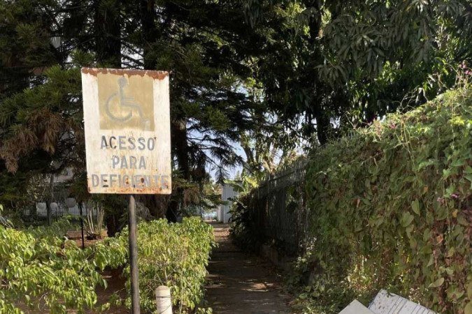 Entulhos impedem a passagem em corredor do bloco P da 707 norte