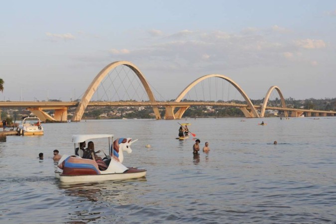 Brasílienses se refugiam no Lago Paranoá para amenizar o calor -  (crédito:  Minervino Júnior/CB)