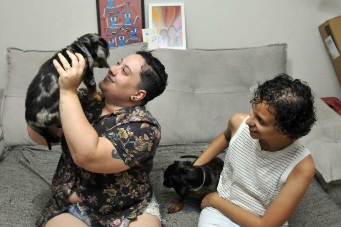  27/09/2024. Crédito: Minervino Júnior/CB/D.A Press. Brasil.  Brasilia - DF. Casais que optaram por não ter filhos e ter apenas Pets.  Ana Beatriz e Giovanna com seus cachorros.