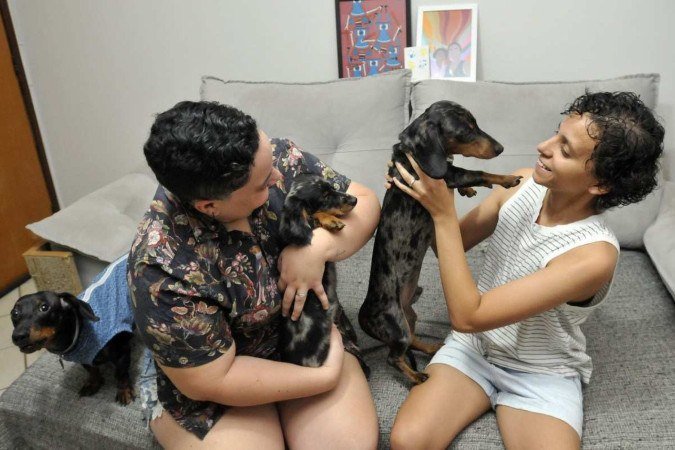  27/09/2024. Crédito: Minervino Júnior/CB/D.A Press. Brasil.  Brasilia - DF. Casais que optaram por não ter filhos e ter apenas Pets.  Ana Beatriz e Giovanna com seus cachorros.