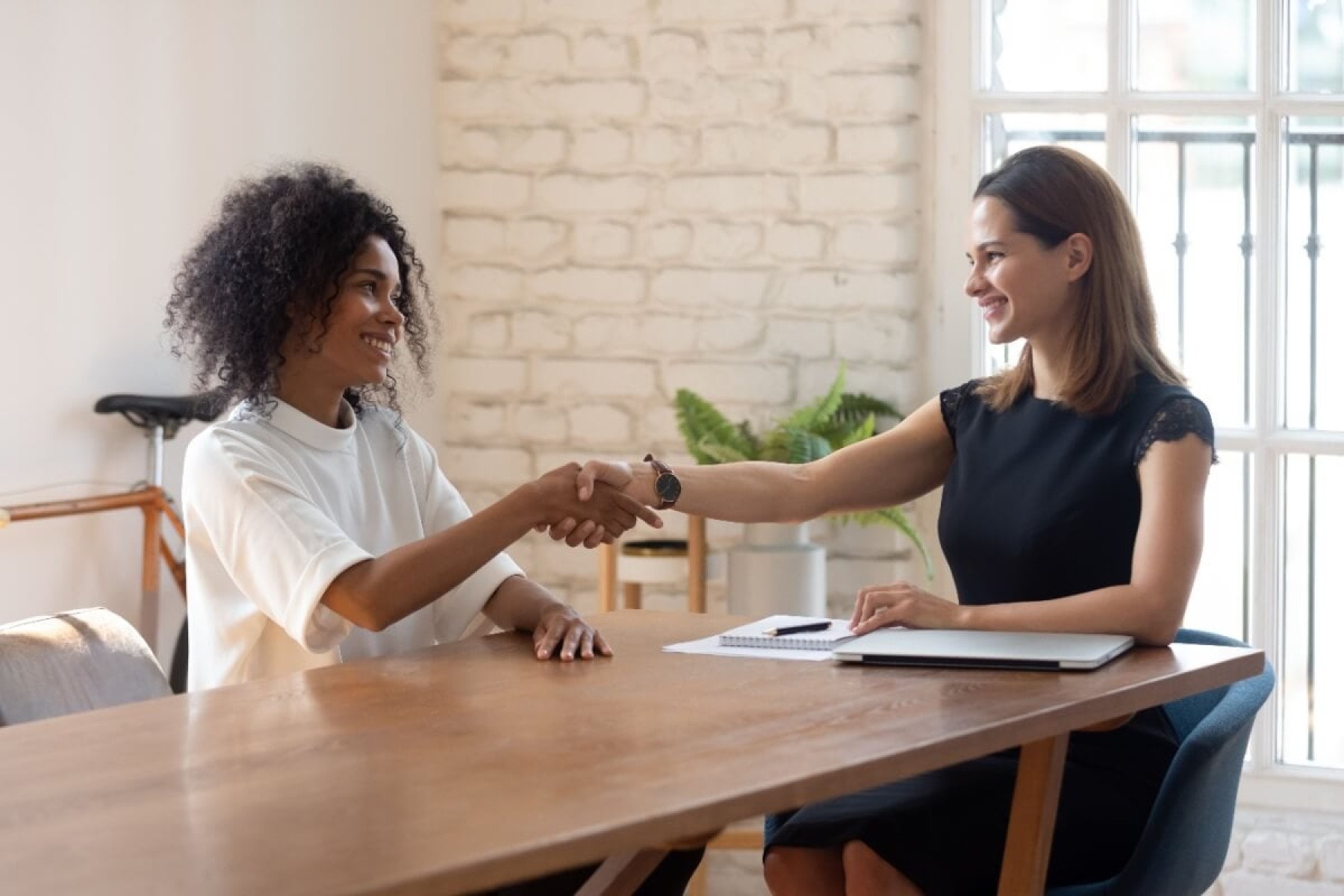 Benefícios, crescimento e equilíbrio entre trabalho e vida pessoal são fatores fundamentais ao escolher uma vaga de emprego (Imagem: fizkes | Shutterstock) -  (crédito: EdiCase)