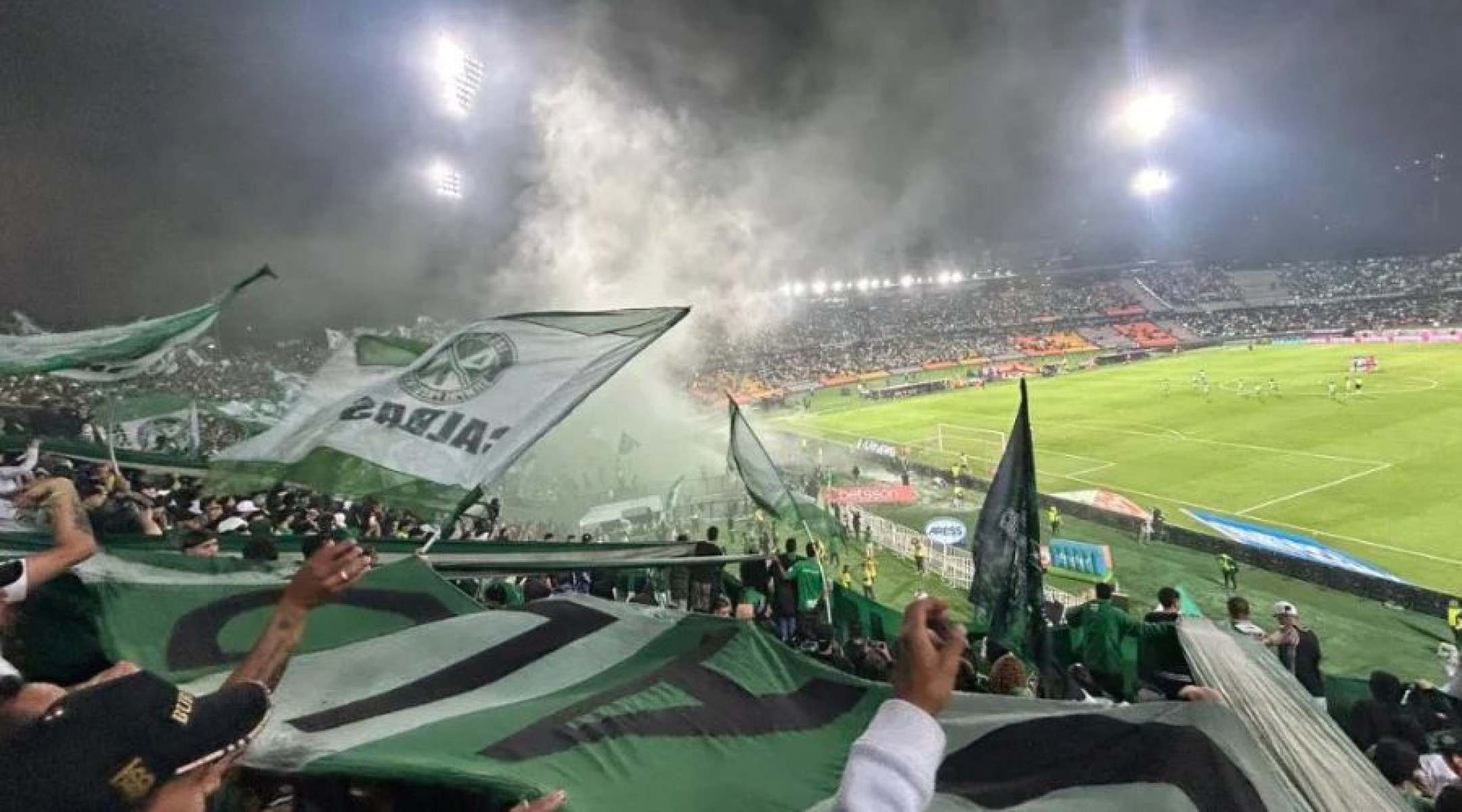 Confronto com facas no estádio de Medellín deixa mais de 20 pessoas feridas - No Ataque Internacional