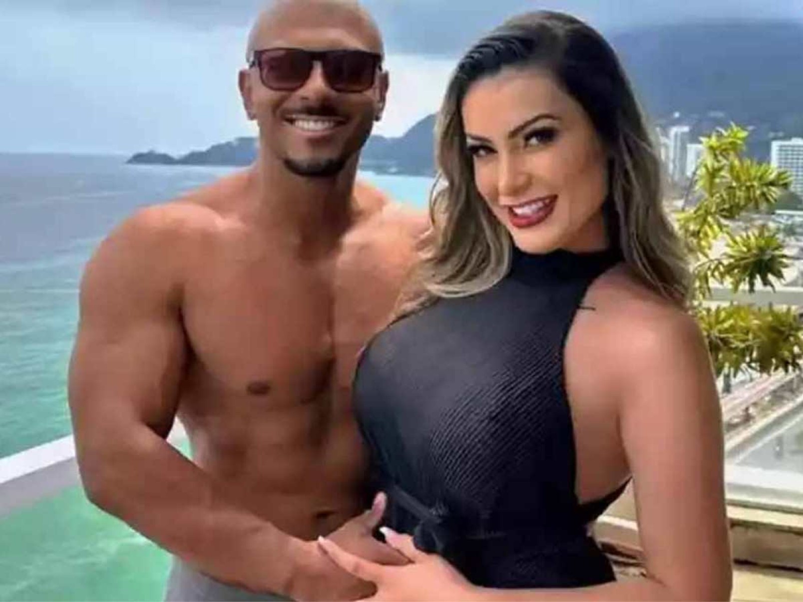 Andressa Urach anuncia fim do namoro e pega fãs de surpresa