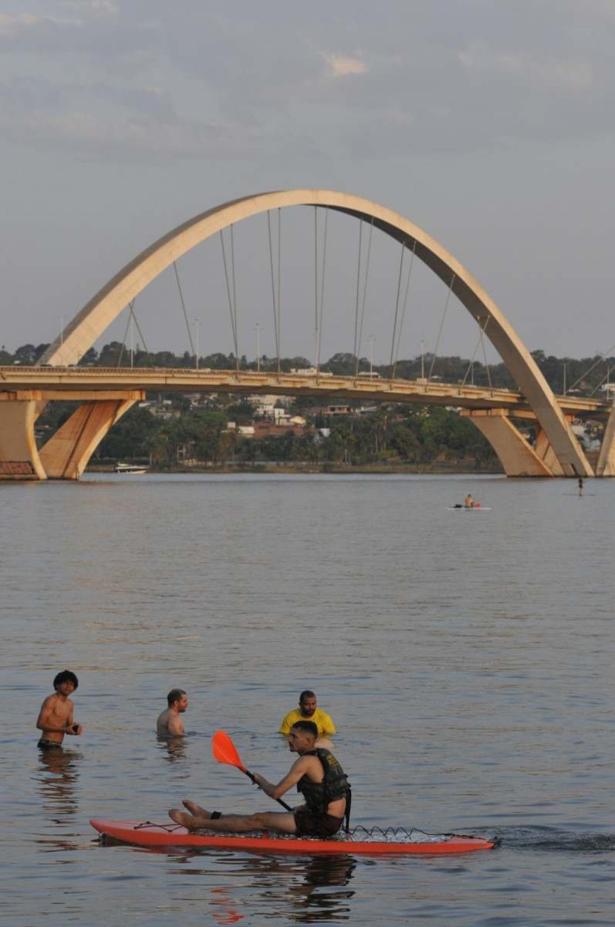  27/09/2024. Crédito: Minervino Júnior/CB/D.A Press. Brasil.  Brasilia - DF. Ponte JK  Calor, dia mais quente em Brasília.