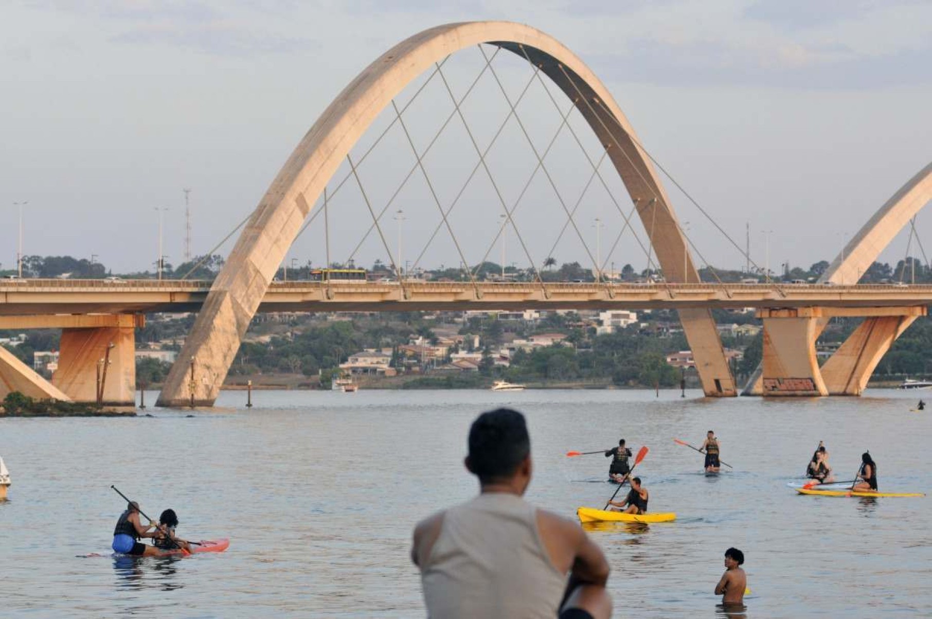 Brasílienses se refugiam no Lago Paranoá para amenizar o calor