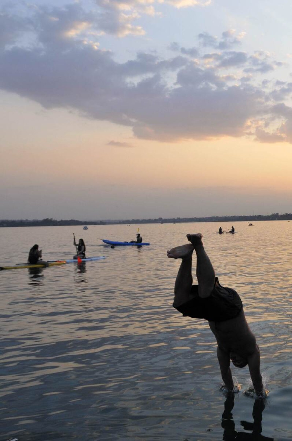 Brasílienses se refugiam no Lago Paranoá para amenizar o calor