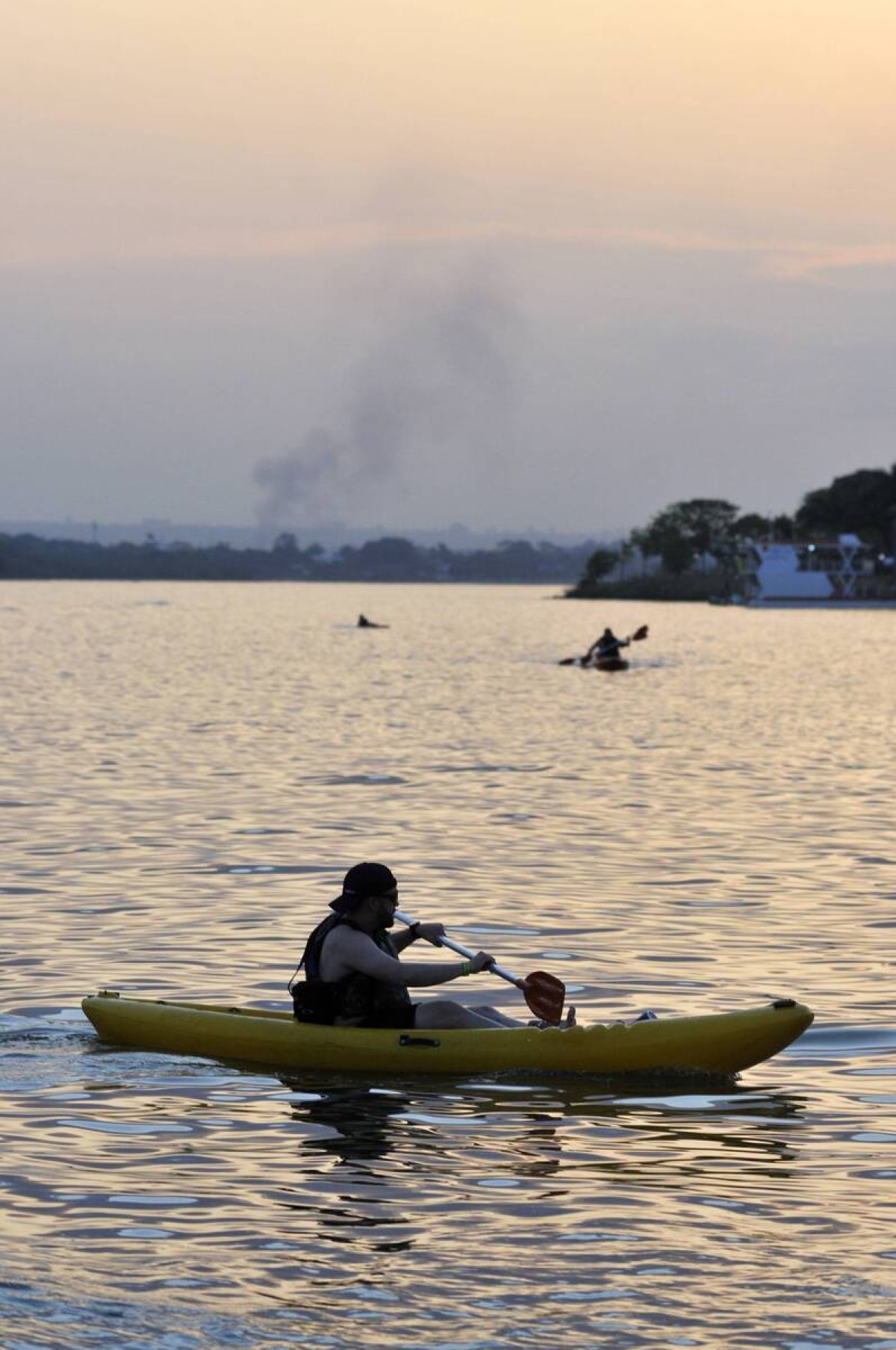 Brasílienses se refugiam no Lago Paranoá para amenizar o calor